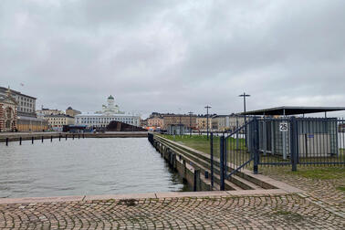 Näkymä Helsingin Kauppatorin suuntaan. Etualalla Pakkahuoneenlaituri ja Vironaltaan vesialue, taustalla Helsingin tuomiokirkko sekä vanhoja kivirakennuksia. 