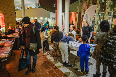 Ihmisiä nuorten harrastusmessuilla Malmitalolla