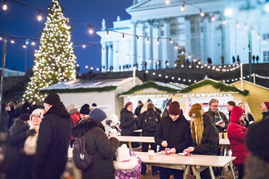 Tuomaan markkinat Senaatintorilla.