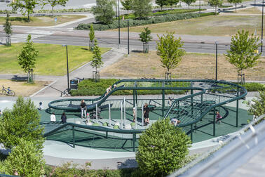 Makasiinipuiston verkkokiipeilyteline on 30 metriä pitkä ja parhaimmillaan nousee 2,5 metrin korkeuteen.