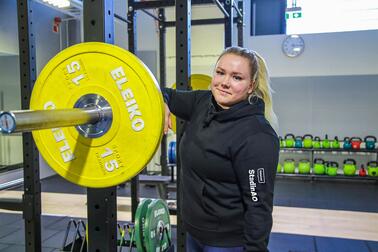 Urheiluamiksessa opiskeleva Laura Hanhela kuntosalilla.