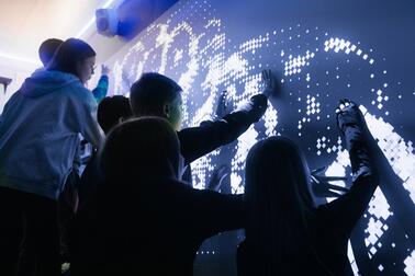 edtech-teknologian kokeilua, lapset tutkivat seinää