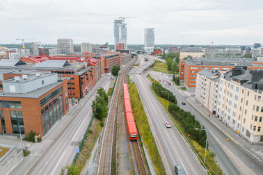 Junatien metrosilta Kalasataman metroaseman vieressä on rakennettu vuonna 1972.
