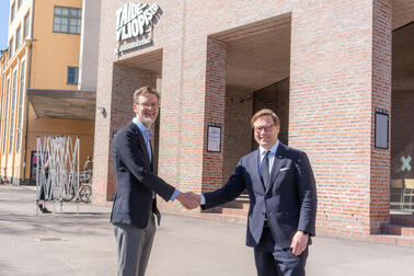 Taideyliopiston rehtori ja Helsingin pormestari Taideyliopiston edessä.