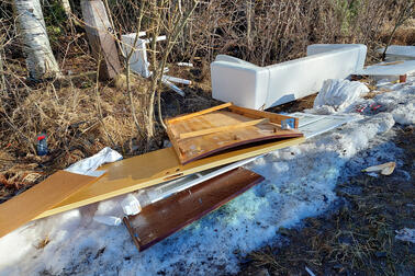 Maastoon jätettyä tavaraa.