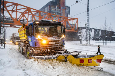Aurausauto auraa katua.