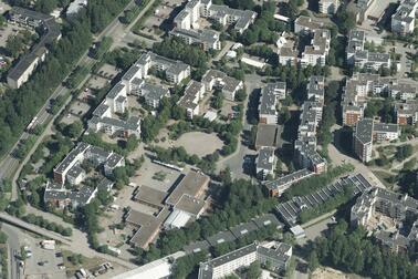 Ilmakuva alueesta, jossa kerrostaloja.