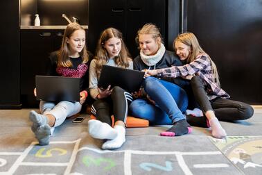 Oppilaita Sakarinmäen peruskoulussa.