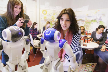 Ihmiset katselevat ja kuvaavat robotteja Helsinki Education Weekin tapahtumassa.