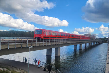Metro Vuosaaren sillalla.