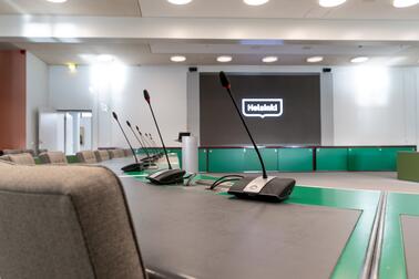 Kaupunginhallituksen istuntosali kaupungintalolla.