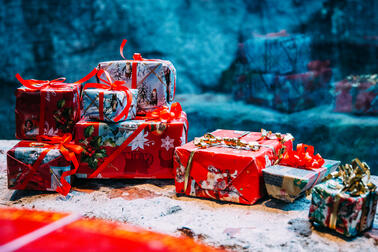 Lahjapaketteja pinossa.