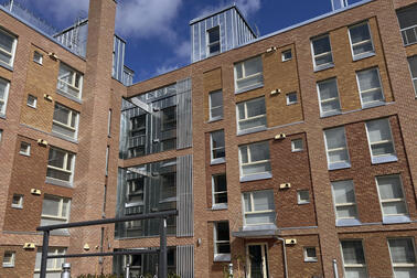 Vastavalmistuneen kerrostalon julkisivu Verkkosaaressa Kalasatamassa.