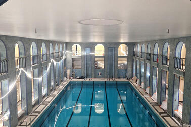 Isompi uima-allas, jossa on vettä-