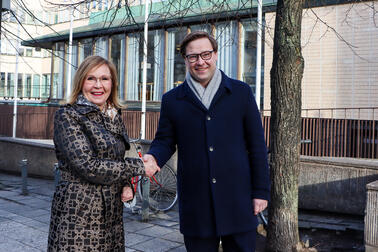 Rektor Sari Lindblom och borgmästare Daniel Sazonov skakar hand.