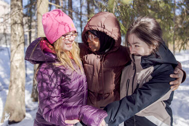 Kolme lasta halaavat.