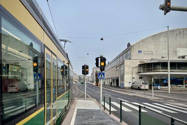 Raitiovaunu, Töölön kisahalli ja valmis Mannerheimintie.