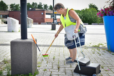 Parkfadder Tuula samlar skräp i Nordsjö.