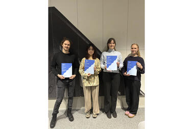 Kuvassa neljä vuoden 2025 Helsingin kaupungin opinnäytepalkinnon saanutta henkilöä.