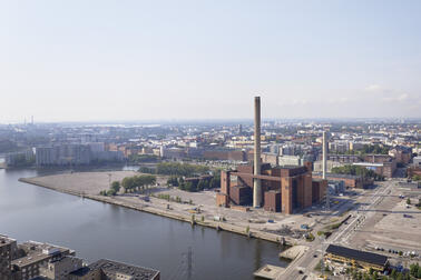 Hanasaaren voimalaitos on tuttu maamerkki Helsingin itäisessä kantakaupungissa. Energiantuotanto loppui voimalassa vuonna 2023.