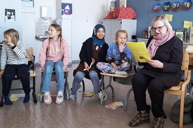 Oppilaita ja koulumummi.