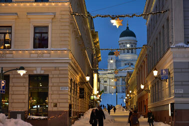 Ihmisiä talvisessa Helsingissä. Taustalla Senaatintori ja Tuomiokirkko.