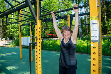 Helsinkiläinen kuntoilemassa kaupungin ulkokuntosalilla.