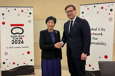 Pormestari Sazonov ja Yuriko Koike kättelevät