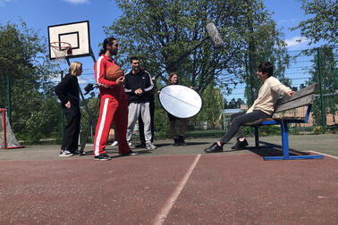 Kuvassa nuoria koripallokentällä