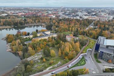 Digitaalisesti tehty havainnekuva, jossa tunneli on sijoitettu rakennuksen ja puiston väliin.