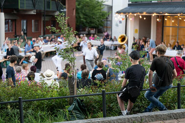 Ihmisiä tanssimassa Illallinen Malminkartanonaukiolla -tapahtumassa