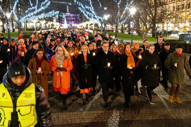 Den tysta ljusprocessionen mot kvinnovåld i Esplanadparken.