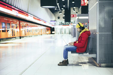 Mies metroasemalla. Kuva: Jussi Hellsten.