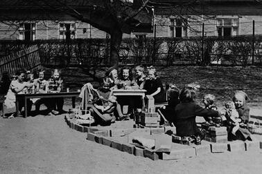 Lapsia leikkimässä kotia Brahen kentällä 1950-luvulla