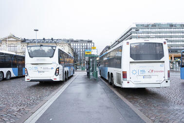 Busseja Rautatietorilla.