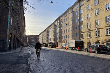 Pyöräilijä Caloniuksenkadulla.