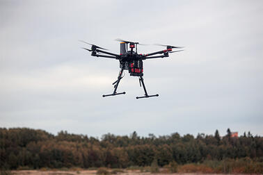 Drone lentää taivaalla.