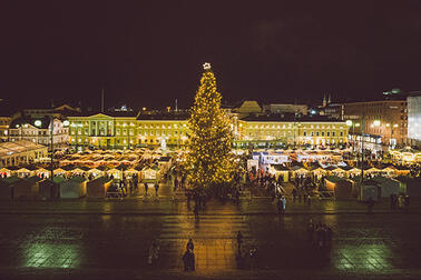 Senaatintorin joulukuusi valaistuna Tuomaan markkinoilla vuonna 2019.