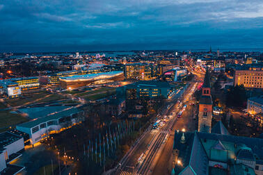 Central område i Helsingfors i kvällsljuset.