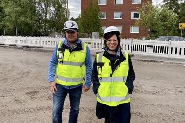 VM Suomalaisen Harri Kallio ja apulaispormestari Anni Sinnemäki Kulosaaren katutyömaalla. 