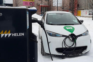 Sähköauto Helenin  latauspisteellä.