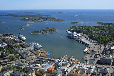 Eteläsatama ilmasta – Makasiiniranta ja Olympiaranta kuvassa oikealla. Kuva: Suomen Ilmakuva / Helsinki Marketing.