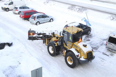 Aura-auto auraa henkilöautojen keskellä. 