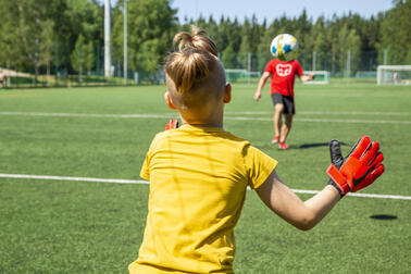 Jalkapallo Pirkkolan keinonurmella.