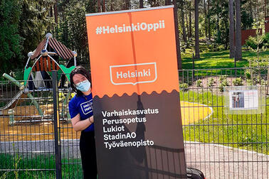 Kaupungin palveluneuvoja leikkipuistoissa.