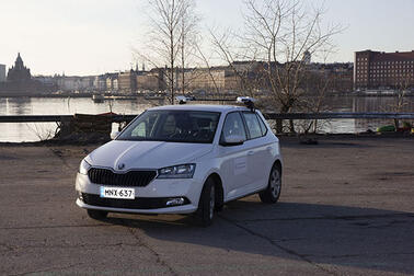 Valokuva valkoisesta Skoda Fabia -merkkisestä kamera-autosta.