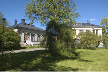 Meilahden kartanon alueella sijaitsevat vanhat rakennukset, kartano ja tanssipaviljonki. 