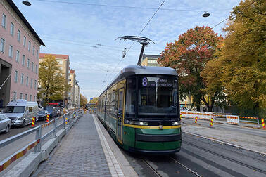 Linjan 8 raitiovaunu Helsinginkadulla.