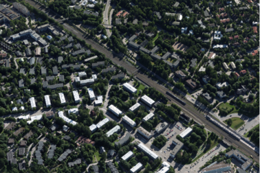 Viistoilmakuva Oulunkylän asemanseudulta. Kuvassa kerrostaloja, pientaloja ja toimistotaloja.