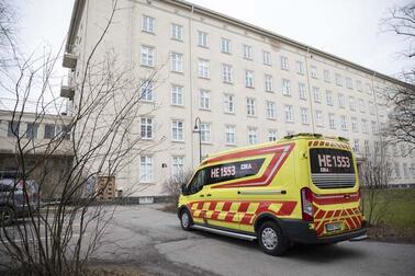 Ambulanssi Laakson sairaalarakennuksen edessä.